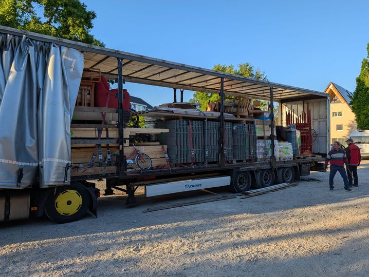 Romahaus 25 9 Beladung LKW 2.jpeg